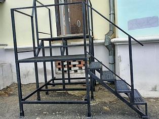 Изготовление и монтаж крыльца из металла для магазина "Гастроном", Краснотурьинск