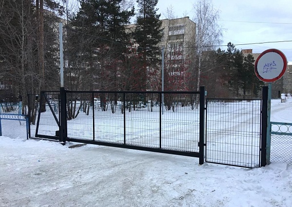 Изготовление и монтаж откатных ворот и калитки из 3Д сетки для школы №19, г. Краснотурьинск