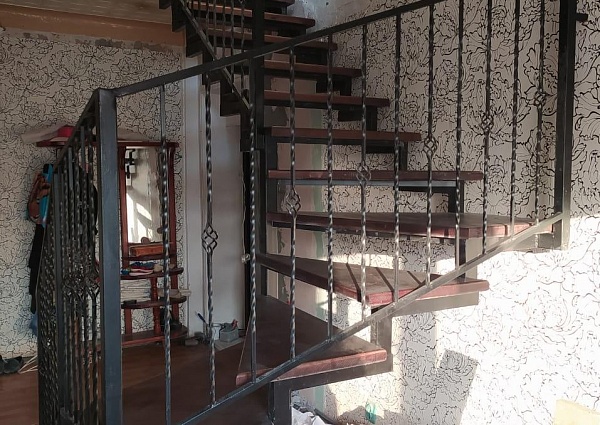 Изготовление и монтаж лестницы и поручней в частном доме