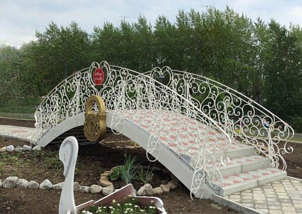 Кованные мост и ротонда в парк