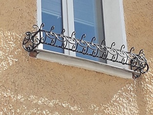 Изготовление и монтаж кованых цветочниц