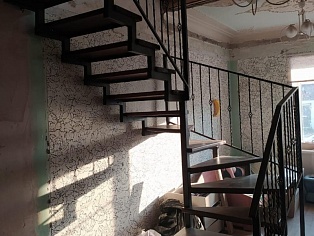 Изготовление и монтаж лестницы и поручней в частном доме