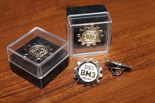 Значок металический штампованный с логотипом